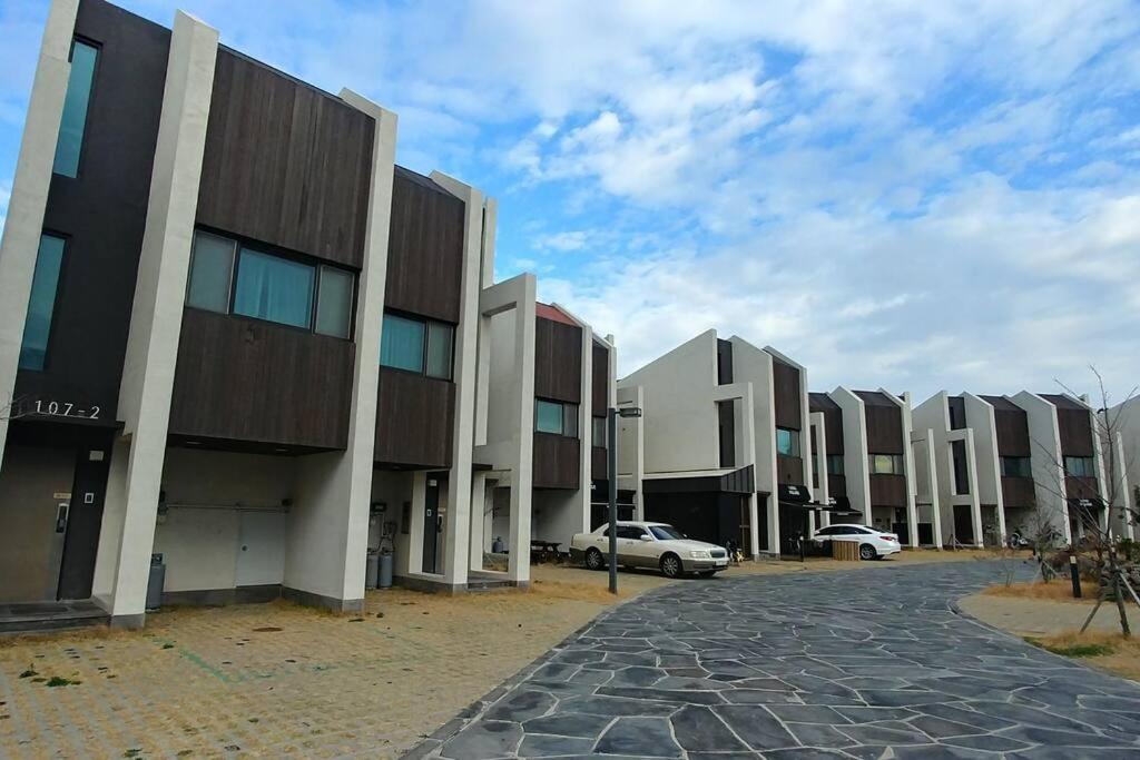 Coveted Palms Village Pension Jeju by Eksteriør bilde